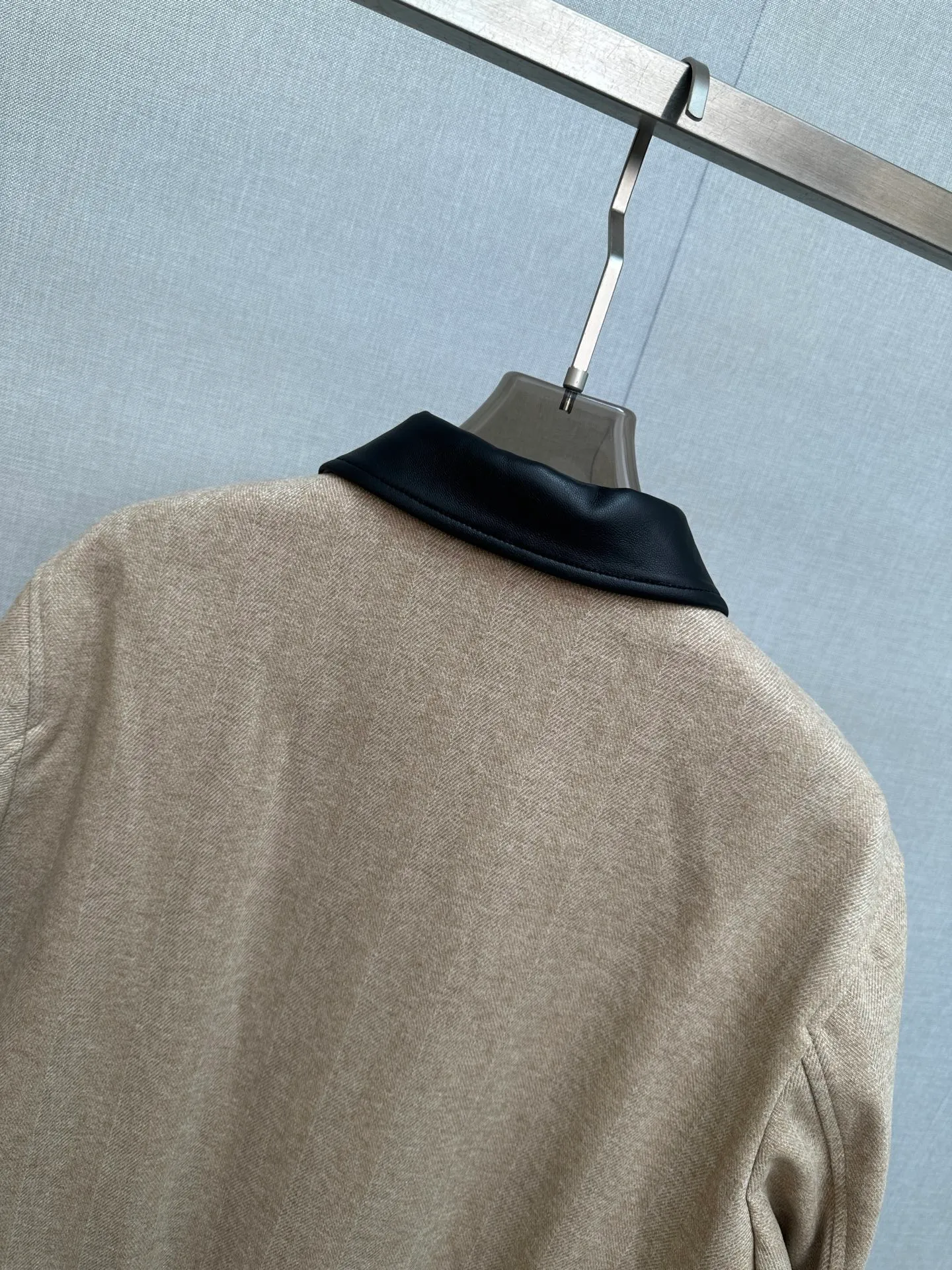LP foreign trade company order! Imported original fabric, goose down and sheepskin, very straight and drapey, the whole piece of clothing has been machined neatly and neatly, and all hardware accessories are top-grade accessories with logos supplied by customers. At first glance, it is a high-end fabric. This fabric is all custom-woven! Good products from regular big manufacturers! Very practical. Sizes: 48-56